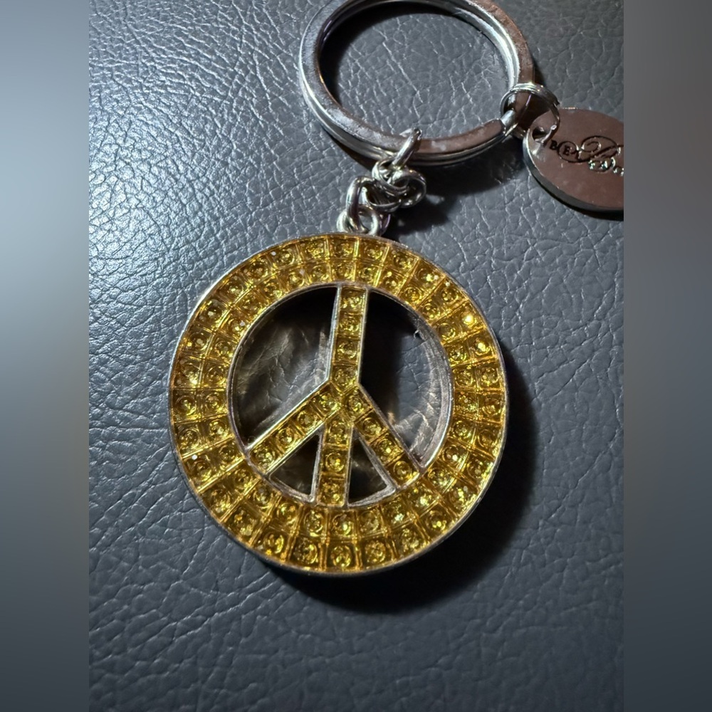 Belagio Hotel Yellow Peace Sign Keychain. - Picture 3 of 3